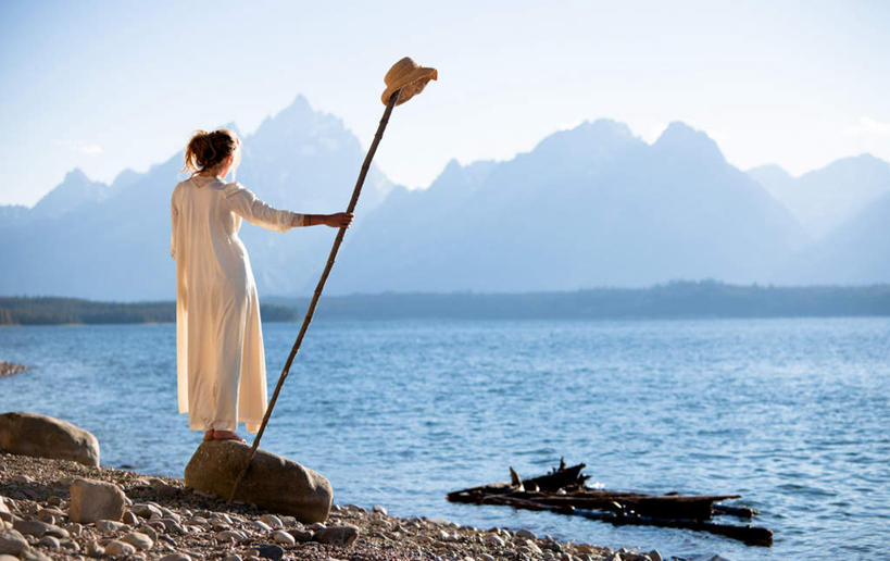 西方人,一个人,站,横图,室外,白天,石头,山,山脉,欧洲,欧洲人,仅一个年轻女性,仅一个女性,仅一个人,一排,握,波纹,竹制,服装,整齐,编织,石子,竹排,山峰,运输工具,山峦,拿,拿着,休闲装,竹筏,排列,背面,衣服,蓝色,蓝天,水纹,天空,交通工具,波浪,群山,天,站着,休闲,休闲服,握着,服饰,竹条,竹制品,队列,载具,水上交通工具,年轻女性,女人,女性,白种人,石块,岩石,站立,彩图,全身