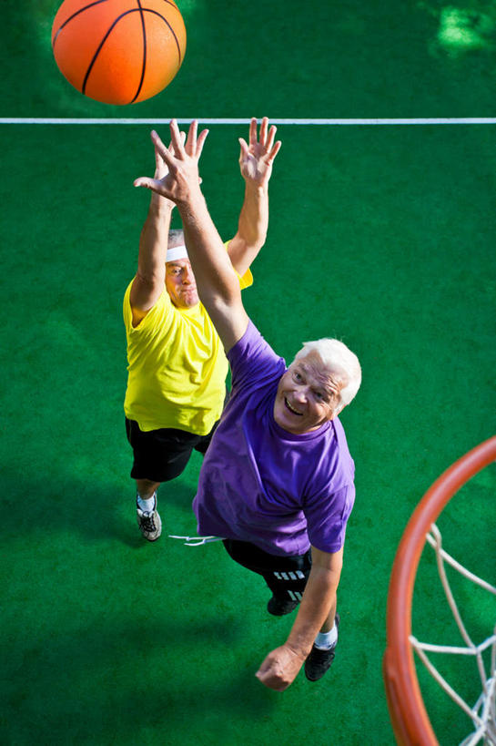 西方人,儿童,两个人,足球场,跳,竖图,俯视,室外,白天,足球,草地,草坪,植物,欧洲,欧洲人,球篮,足球装备,半空,运动器械,草,小孩,绿色,健身器械,健身器材,绿茵场,蹴鞠,足球运动,男孩,男人,男性,白种人,跳跃,彩图,高角度拍摄,全身,足球比赛场地,运动器材,男生