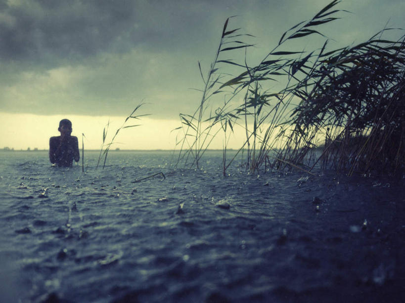 西方人,一个人,站,横图,室外,白天,正面,自由,森林,树林,水,植物,欧洲,欧洲人,仅一个男性,仅一个人,阴影,光线,液体,影子,水滴,乌云,云,阴天,云朵,云彩,树,树木,仅一个年轻男性,绿色,天空,阳光,自然,天,站着,活力,童年,生长,成长,动作,享乐,昏暗,阴沉,灯芯草,灯心草,蔺草,龙须草,马棕根,蓑衣草,野席草,男人,男性,年轻男性,白种人,站立,彩图,全身,欢乐