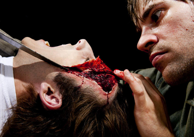 西方人,两个人,横图,室内,白天,正面,竞争,欧洲,欧洲人,对抗,握,黑色背景,冲突,刀具,注视,破坏,刀,观察,看,武器,血液,战争,握着,摄影,影棚,观看,怪异,损坏,犯罪,察看,攻击,威胁,罪犯,对立,关注,矛盾,兵器,防御,屠杀,杀害,敌对,挫败,斗争,抗拒,抗衡,凶器,杀伤,威慑,惊骇,受害者,危险,震惊,男人,男性,年轻男性,白种人,半身,彩图,影棚拍摄,拍摄,匕首,凶手