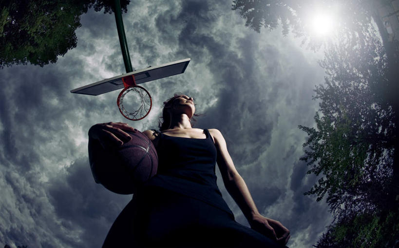 西方人,一个人,站,横图,室外,白天,仰视,裙子,篮球,太阳,植物,欧洲,欧洲人,仅一个年轻女性,仅一个女性,仅一个人,握,阴影,连衣裙,服装,光线,篮筐,影子,云,云朵,篮球装备,篮板,拿,云彩,拿着,注视,休闲装,运动器械,树,树木,一个,衣服,蓝色,绿色,白云,蓝天,天空,阳光,自然,天,观察,看,站着,休闲,休闲服,健身器械,握着,服饰,生长,晴朗,单个,成长,观看,察看,关注,健身器材,篮球运动,年轻女性,女人,女性,白种人,晴空,站立,半身,彩图,低角度拍摄,运动器材