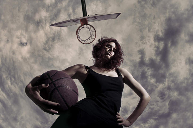 西方人,一个人,站,横图,室外,白天,仰视,裙子,篮球,太阳,欧洲,欧洲人,仅一个年轻女性,仅一个女性,仅一个人,握,阴影,连衣裙,服装,光线,篮筐,影子,云,云朵,篮球装备,篮板,拿,云彩,拿着,注视,休闲装,运动器械,手叉腰,一个,衣服,蓝色,白云,蓝天,天空,阳光,天,叉腰,观察,看,站着,休闲,休闲服,健身器械,握着,服饰,晴朗,单个,观看,察看,关注,健身器材,篮球运动,年轻女性,女人,女性,白种人,晴空,站立,半身,彩图,低角度拍摄,运动器材