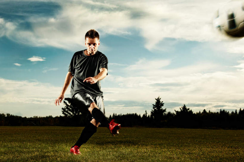 西方人,脚,一个人,运动员,横图,室外,白天,正面,锻炼,快乐,比赛,运动,竞争,足球,草地,草坪,植物,欧洲,欧洲人,仅一个男性,仅一个人,阴影,飞行,光线,影子,云,云朵,足球装备,云彩,娱乐,运动器械,草,树,树木,仅一个年轻男性,一个,蓝色,绿色,白云,蓝天,天空,阳光,自然,天,休闲,健身器械,生长,晴朗,单个,成长,抬起,挥动,挥舞,体育运动,健身器材,蹴鞠,摆荡,体育,足球运动,男人,男性,年轻男性,白种人,晴空,体育运动员,运动选手,彩图,全身,健身,运动器材