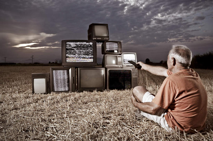 西方人,一个人,横图,室外,白天,植物,电视,欧洲,欧洲人,仅一个男性,仅一个人,握,服装,枯萎,枯草,拿,拿着,休闲装,发带,草,背面,衣服,黄色,遥控器,仅一个老年男性,休闲,休闲服,握着,服饰,彩电,显像管屏,显像管屏幕,黑白电视机,老年男性,男人,男性,白种人,电视机,彩图,全身