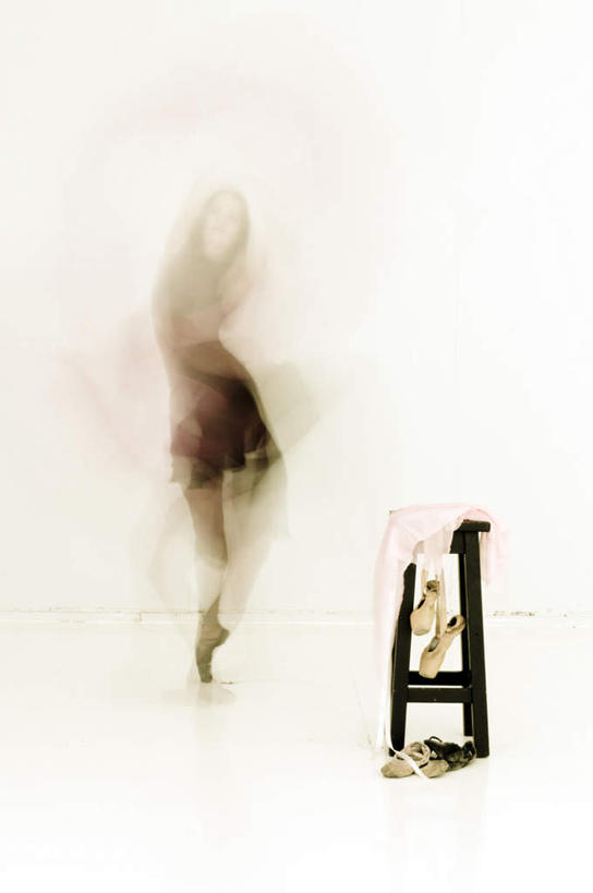 西方人,一个人,站,竖图,室内,白天,正面,裙子,跳舞,芭蕾,椅子,欧洲,欧洲人,仅一个年轻女性,仅一个女性,仅一个人,阴影,朦胧,模糊,反射,影子,木椅,旋转,黑色,站着,短裙,舞姿,芭蕾舞裙,芭蕾裙,芭蕾舞,年轻女性,女人,女性,白种人,站立,彩图,全身,舞蹈