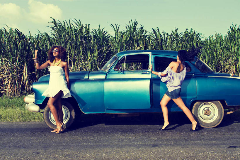 西方人,两个人,伙伴,朋友,站,举,横图,室外,白天,正面,裙子,友谊,草地,草坪,植物,道路,路,公路,汽车,项链,欧洲,欧洲人,一辆,停靠,阴影,连衣裙,服装,光线,墨镜,眼镜,影子,云,云朵,交通,古典,云彩,休闲装,车,装饰品,草,树,树木,衣服,蓝色,绿色,白色,白云,蓝天,天空,阳光,自然,饰品,首饰,太阳镜,太阳眼镜,交通工具,轿车,天,手势,托,站着,休闲,休闲服,遮阳镜,竖,服饰,生长,晴朗,成长,踮脚,翘,吊带裙,载具,求助,故障,友情,年轻女性,女人,女性,白种人,大拇指,晴空,马路,举起,举手,举着,向上举,向上伸,向上托,站立,彩图,全身