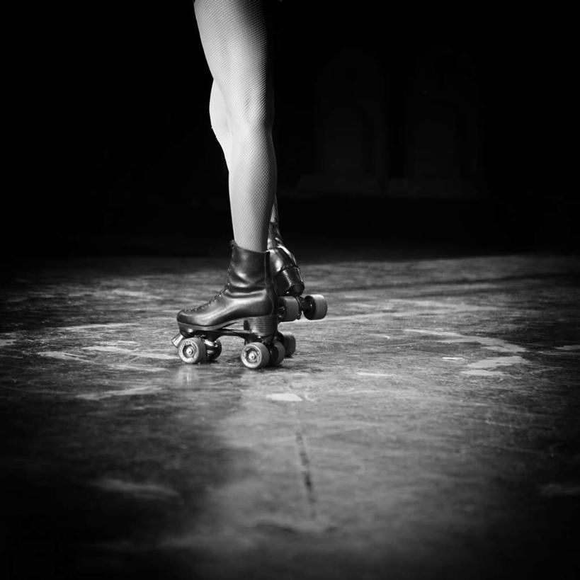 西方人,腿部,腿,一个人,方图,黑白,室内,特写,白天,正面,锻炼,运动,滚轴溜冰,欧洲,欧洲人,仅一个年轻女性,仅一个女性,仅一个人,阴影,反射,影子,旱冰鞋,溜冰鞋,轮滑鞋,单排轮滑,体育,溜冰,轮滑,年轻女性,女人,女性,白种人,半身,健身