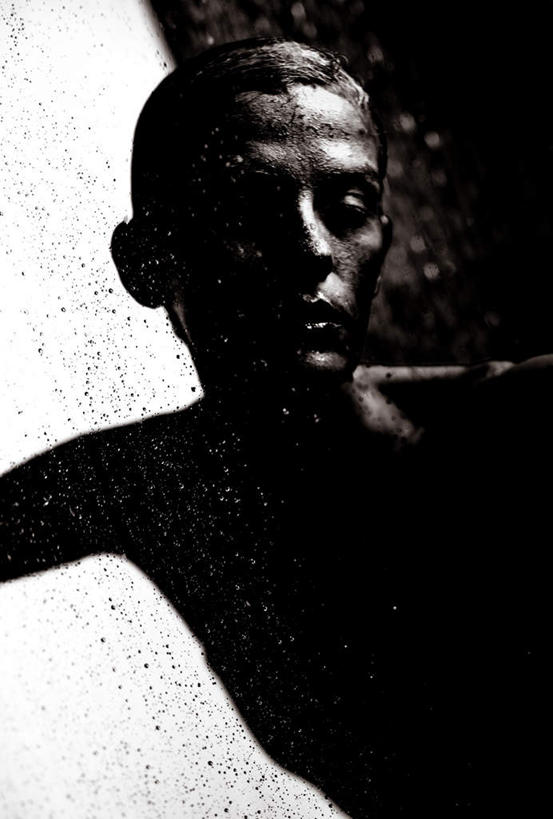 西方人,一个人,站,竖图,黑白,室内,白天,正面,洗澡,窗户,欧洲,欧洲人,仅一个年轻女性,仅一个女性,仅一个人,注视,干净,玻璃窗,观察,看,清洁,站着,享受,健康,放松,保健,观看,察看,卫生,关注,泡汤,年轻女性,女人,女性,白种人,站立,半身,沐浴