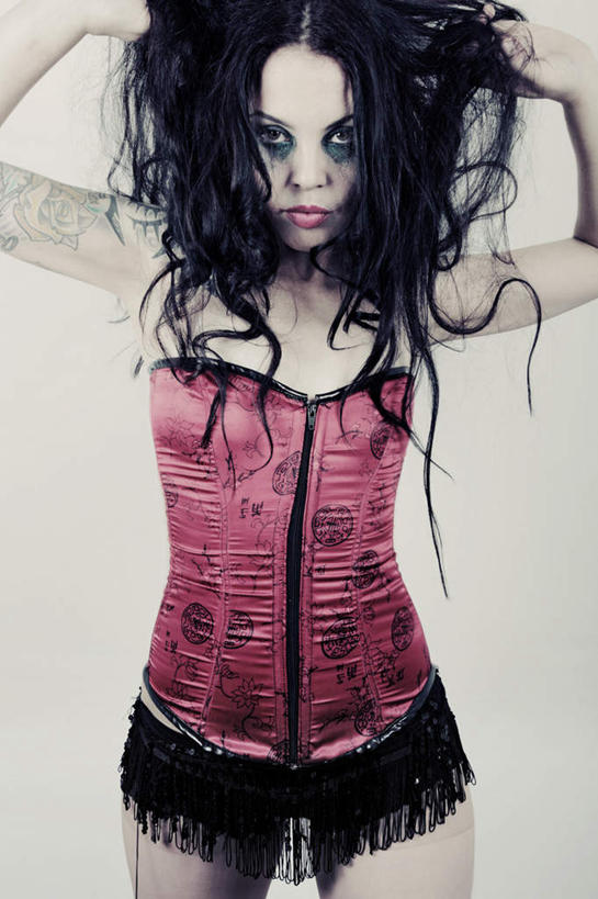 西方人,脸,头,眼睛,鼻子,嘴,耳朵,脸颊,眉毛,睫毛,手,一个人,举,竖图,室内,特写,白天,正面,裙子,时尚,欧洲,欧洲人,瞳孔,仅一个年轻女性,仅一个女性,仅一个人,阴影,连衣裙,反射,影子,凌乱,注视,文化,纹身,观察,看,托,晕染,手部,眼影,个性,眼部,信仰,观看,察看,混乱,关注,刺青,追求,想象,文身,勇气,崇拜,张扬,纷乱,缭乱,庞杂,年轻女性,女人,女性,白种人,头部,鼻,鼻孔,耳,耳部,睫,口,口腔,脸部,脸蛋,眉,面部,眼,眼睫毛,眼眉,嘴巴,嘴唇,举起,举手,举着,向上举,向上伸,向上托,半身,彩图,眼眉毛