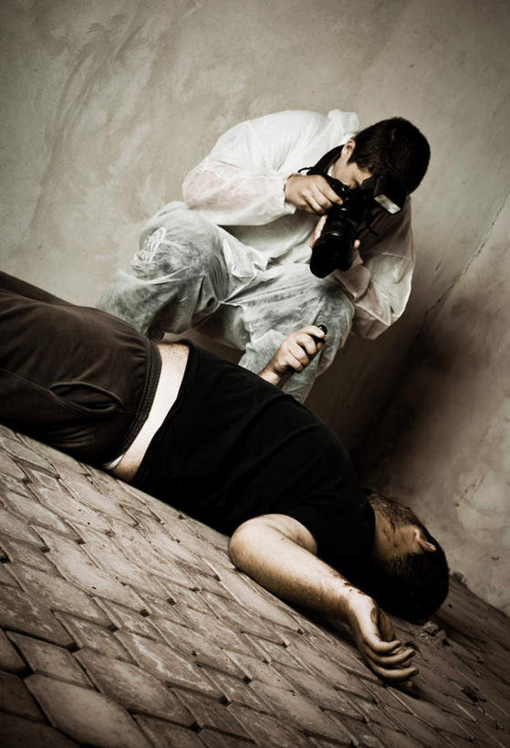 西方人,两个人,警察,躺,蹲,竖图,室内,白天,正面,工作服,制服,地板,相机,欧洲,欧洲人,墙,地面,注视,木地板,墙壁,墙面,拍照,数码相机,低头,观察,看,摄影,观看,察看,关注,工作制服,法医,男人,男性,年轻男性,年轻女性,女人,女性,白种人,照相机,蹲着,躺着,半身,彩图,工作套服,照相