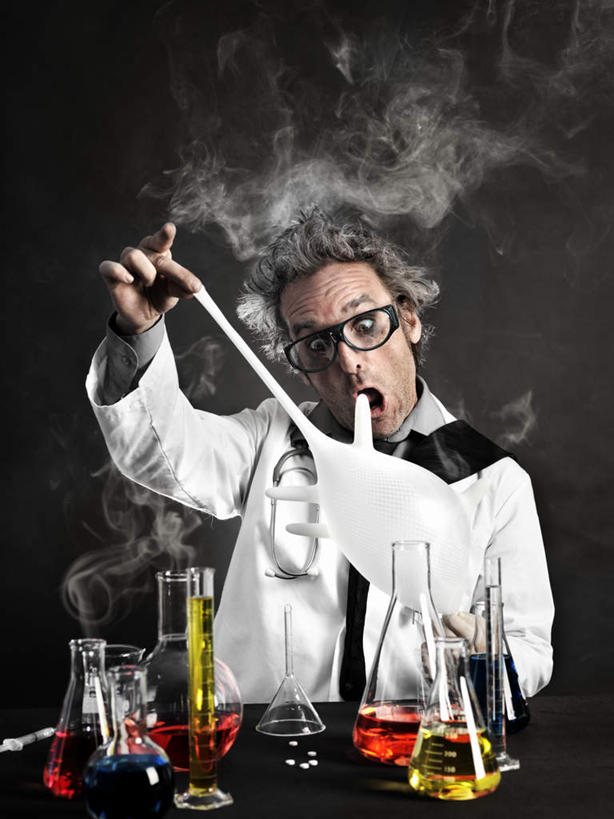 西方人,脸,头,脸颊,手,一个人,科学家,站,竖图,室内,特写,白天,正面,实验,仪器,欧洲,欧洲人,仅一个男性,仅一个人,仅一个中年男性,握,灰色背景,研究,透明,分析,化学,测试,滴管,拿,拿着,注视,玻璃制品,观察,看,站着,手部,器皿,握着,摄影,影棚,观看,察看,关注,冒烟,计量,科学研究者,玻璃仪器,试验耗材,实验用品,男人,男性,中年男性,白种人,头部,脸部,脸蛋,面部,科学工作者,站立,半身,彩图,影棚拍摄,拍摄