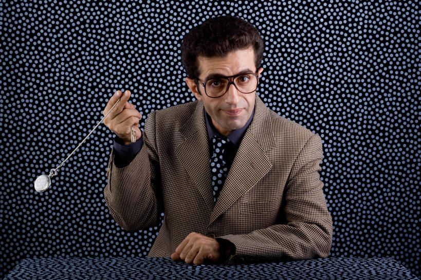 西方人,一个人,商务人士,商务男性,坐,举,横图,室内,白天,正面,衬衫,复古,欧洲,欧洲人,仅一个男性,仅一个人,仅一个中年男性,握,摇摆,套装,时间,时钟,眼镜,拿,计时,拿着,注视,怀表,一个,钟表,观察,看,托,表,握着,单个,观看,挂表,察看,关注,商务装,摆动,近视眼镜,工薪阶层,男人,男性,中年男性,白种人,白领,上班族,钟,举起,举手,举着,向上举,向上伸,向上托,坐着,半身,彩图,衬衣