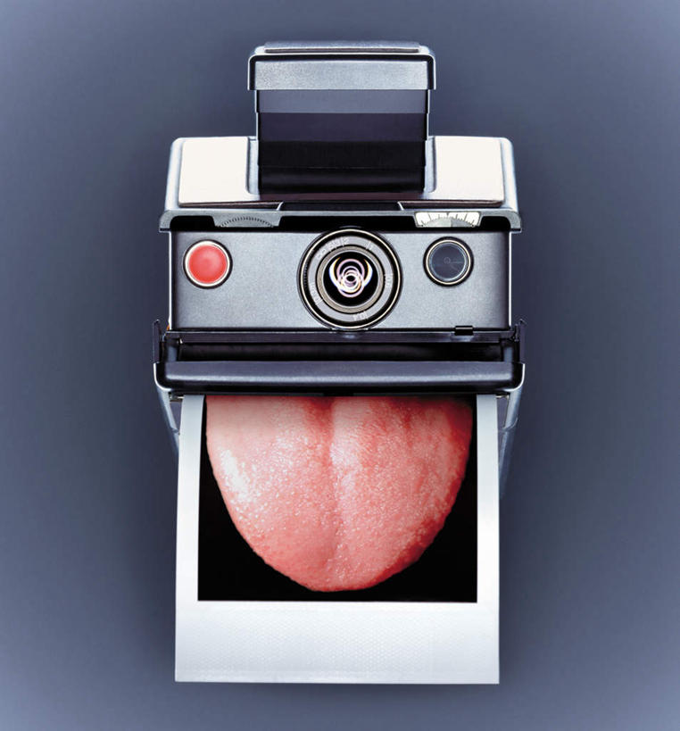 无人,竖图,俯视,照片,室内,白天,零件,电路,相机,关闭,阴影,反射,影子,银色,吐舌头,开关,一个,拍照,按钮,数码相机,打开,伸舌头,鬼脸,吐舌,摄影,单个,底片,开启,胶片,闭合,相片,照相机,彩图,高角度拍摄,照相,胶卷