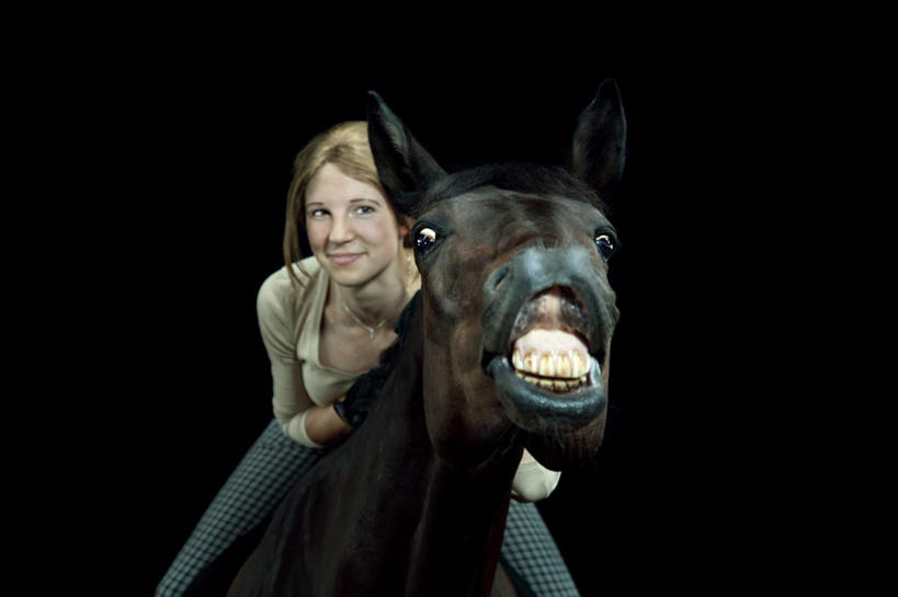 西方人,一个人,站,坐,笑,微笑,露齿笑,横图,室内,白天,正面,马,野生动物,欧洲,欧洲人,仅一个年轻女性,仅一个女性,仅一个人,黑色背景,注视,一匹,动物,绳子,观察,看,站着,张嘴,运输,摄影,牲畜,影棚,观看,察看,缰绳,操作,关注,驾驭,张大嘴巴,把持,驾御,把握,年轻女性,女人,女性,白种人,张开嘴,站立,坐着,半身,彩图,影棚拍摄,拍摄