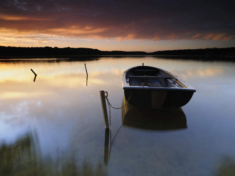无人,横图,室外,白天,正面,旅游,度假,草地,草坪,湖,湖泊,美景,山,山脉,水,植物,船,一条,停靠,阴影,平静,光线,影子,湖面,景观,山峰,水流,水面,云,云朵,木船,凌晨,山峦,清晨,云彩,娱乐,草,黄色,蓝色,绿色,白云,倒影,蓝天,天空,阳光,自然,交通工具,湖水,群山,天,享受,休闲,景色,放松,晴朗,宁静,倒映,舟,早晨,停泊,自然风光,载具,反照,晴空,彩图