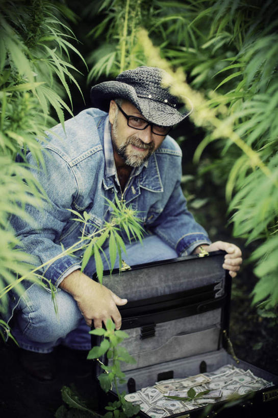 西方人,胡须,一个人,蹲,竖图,俯视,室外,白天,帽子,叶子,欧洲,欧洲人,仅一个男性,仅一个人,仅一个中年男性,包,公文包,绿叶,注视,一个,观察,看,嫩叶,单个,公事包,观看,纤维,察看,大麻,关注,一顶,棉帽,男人,男性,中年男性,白种人,胡子,络腮胡,叶,叶片,蹲着,彩图,高角度拍摄,全身