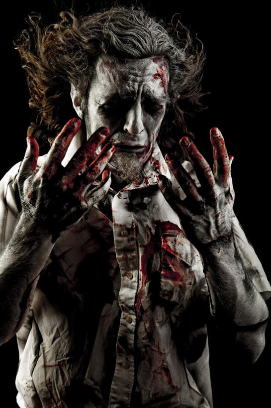 西方人,一个人,站,举,竖图,室内,白天,正面,衬衫,欧洲,欧洲人,仅一个男性,仅一个人,仅一个中年男性,黑色背景,服装,注视,休闲装,衣服,低头,观察,看,托,站着,休闲,休闲服,血液,摄影,服饰,影棚,观看,死亡,察看,恐怖,僵尸,关注,鲜血,可怕,可骇,殒命,灭亡,恐惧,男人,男性,中年男性,白种人,举起,举手,举着,向上举,向上伸,向上托,站立,半身,彩图,影棚拍摄,衬衣,拍摄