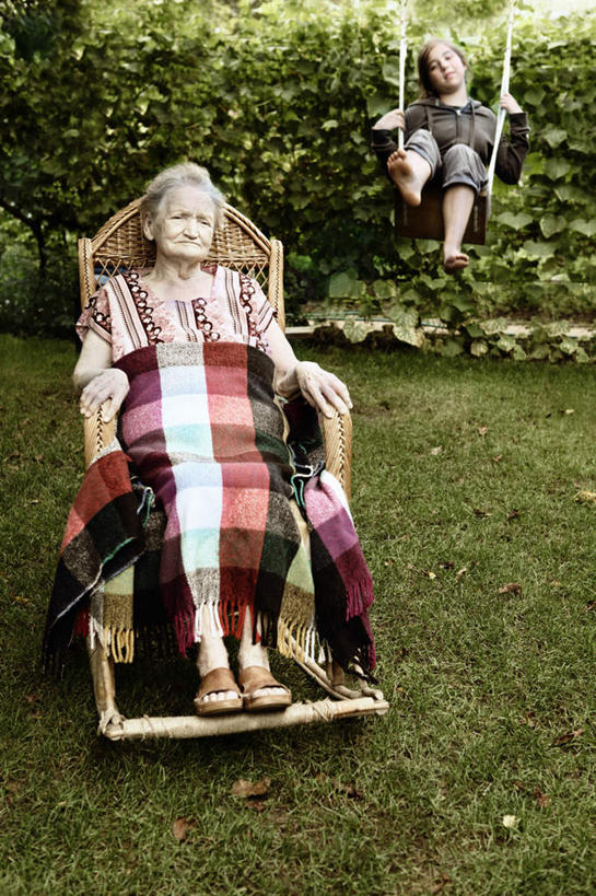 西方人,儿童,老年人,无人,两个人,家庭,祖母,坐,竖图,室外,白天,正面,旅游,度假,游戏,纯洁,草地,草坪,美景,植物,欧洲,欧洲人,工具,景观,玩,注视,娱乐,草,小孩,绿色,自然,轮椅,秋千,复健,观察,看,享受,休闲,康复,温暖,温馨,一家人,器械,景色,放松,可爱,童年,童趣,奶奶,观看,活动,祖孙,和睦,察看,医疗设备,发泄,关注,消遣,智力,自然风光,医疗器械,医疗工具,童真,烂漫,无邪,外婆,外祖母,外孙,外孙子,宣泄,辅助设备,秋千架,天真,老年女性,男孩,女人,女性,白种人,孩子,孙子,玩耍,嬉戏,坐着,彩图,融洽,男生