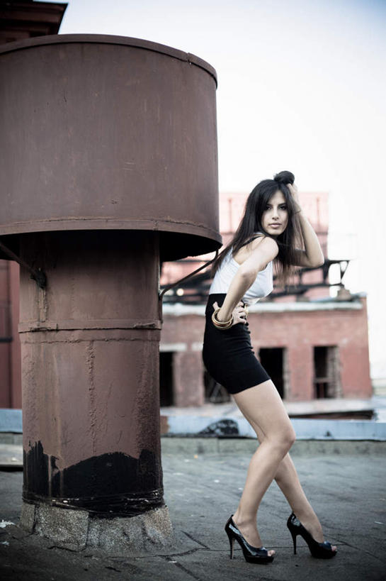 西方人,一个人,站,竖图,室外,白天,侧面,欧洲,欧洲人,仅一个年轻女性,仅一个女性,仅一个人,扭头,注视,观察,看,站着,转头,观看,察看,关注,年轻女性,女人,女性,白种人,站立,彩图,全身