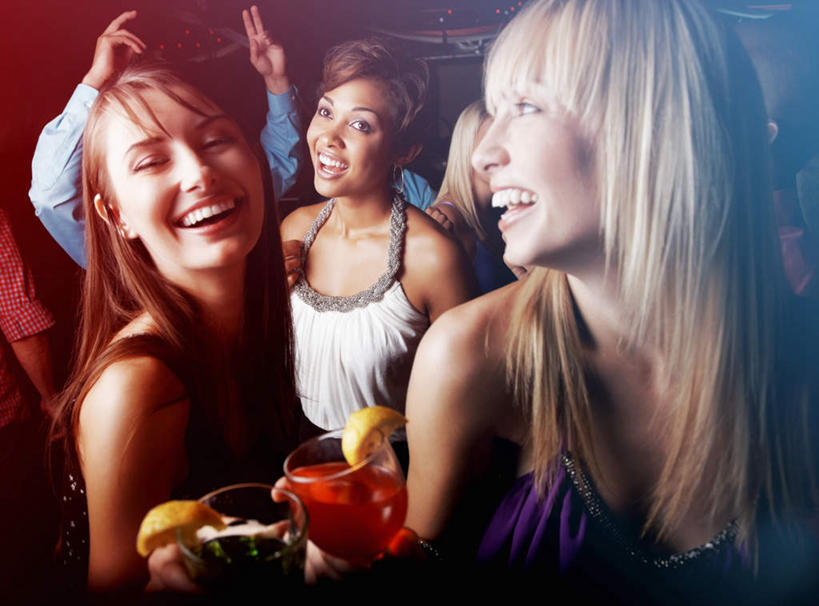 西方人,酒吧,站,笑,大笑,横图,室内,白天,正面,聚会,游戏,兴奋,欧洲,欧洲人,阴影,朦胧,模糊,光线,影子,灯光,许多人,玩,注视,娱乐,红色,蓝色,观察,看,站着,张嘴,一群人,休闲,狂欢,观看,活动,察看,发泄,关注,消遣,智力,集会,夜总会,张大嘴巴,哈哈大笑,宣泄,聚首,白种人,张开嘴,玩耍,嬉戏,站立,半身,彩图,高兴,狂笑,酒吧间,酒馆