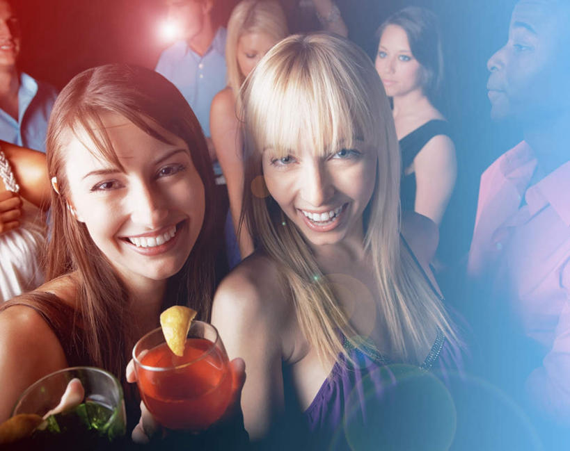 西方人,酒吧,站,笑,大笑,横图,室内,白天,正面,聚会,游戏,兴奋,欧洲,欧洲人,阴影,朦胧,模糊,光线,影子,灯光,许多人,玩,注视,娱乐,红色,蓝色,观察,看,站着,张嘴,一群人,休闲,狂欢,观看,活动,察看,发泄,关注,消遣,智力,集会,夜总会,张大嘴巴,哈哈大笑,宣泄,聚首,白种人,张开嘴,玩耍,嬉戏,站立,半身,彩图,高兴,狂笑,酒吧间,酒馆