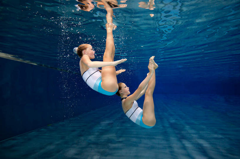 花样游泳,西方人,儿童,两个人,体育馆,游泳池,横图,室外,白天,侧面,泳装,锻炼,快乐,纯洁,比赛,运动,竞争,水,欧洲,欧洲人,波纹,水池,水面,涟漪,娱乐,泳池,小孩,水纹,波浪,休闲,可爱,童年,童趣,游泳馆,体育运动,童真,烂漫,无邪,连体泳衣,水晕,体育,天真,女孩,女人,女性,白种人,彩图,全身,泳衣,健身,女生