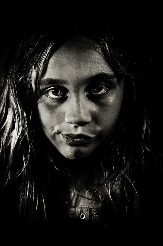 西方人,脸,头,脸颊,头发,一个人,站,竖图,俯视,黑白,室内,白天,房间,欧洲,欧洲人,仅一个年轻女性,仅一个女性,仅一个人,阴影,光线,影子,灯光,凌乱,注视,观察,看,站着,观看,察看,混乱,关注,纷乱,缭乱,庞杂,瘪嘴,年轻女性,女人,女性,白种人,头部,脸部,脸蛋,面部,站立,半身,高角度拍摄