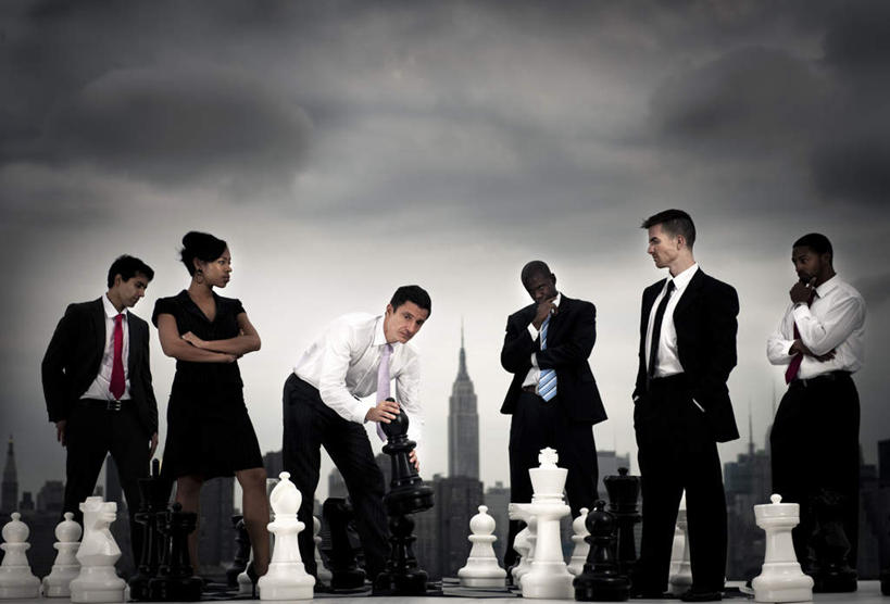 西方人,手,站,双手交叉,横图,室外,白天,正面,衬衫,裙子,西装,游戏,快乐,比赛,竞争,欧洲,欧洲人,对抗,握,阴影,连衣裙,套装,正装,光线,影子,乌云,云,云朵,领带,许多人,拿,玩,云彩,拿着,注视,职业装,娱乐,蓝色,白云,蓝天,天空,阳光,象棋,天,观察,看,站着,一群人,休闲,手部,棋盘,国际象棋,益智,握着,晴朗,观看,活动,察看,双手抱胸,对立,发泄,关注,消遣,智力,双手抄兜,双手放兜,抗衡,宣泄,反抗,匹敌,白种人,晴空,插兜,两手抄兜,两手放兜,手插兜,手放口袋,玩耍,嬉戏,站立,半身,彩图,衬衣,手抄兜