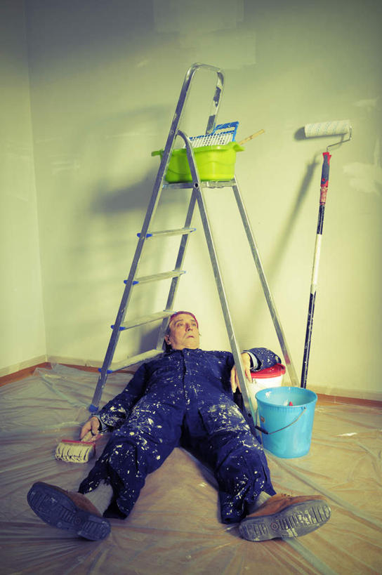 西方人,一个人,躺,攀登,竖图,室内,白天,正面,装修,欧洲,欧洲人,仅一个男性,仅一个人,装饰,光线,梯子,桶,阶梯,木梯,墙,光芒,装潢,墙壁,墙面,仅一个年轻男性,粉刷,容器,刷子,爬,上升,储藏,油漆,滚筒刷,涂料,储存,装潢工,滚刷,登高,粉饰,卧着,男人,男性,年轻男性,白种人,攀爬,躺着,卧,彩图,全身,贮存,滚筒