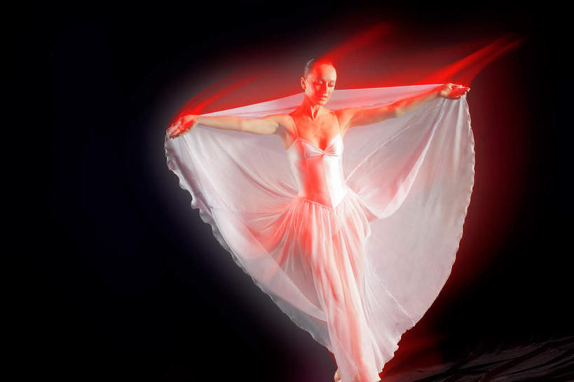 西方人,一个人,站,伸展双臂,横图,室内,白天,正面,裙子,跳舞,芭蕾,照明,欧洲,欧洲人,仅一个年轻女性,仅一个女性,仅一个人,黑色背景,灯光,注视,灯,红色,灯具,低头,观察,看,站着,射灯,短裙,摄影,影棚,观看,照亮,察看,照明设备,关注,舞姿,芭蕾舞裙,芭蕾裙,芭蕾舞,年轻女性,女人,女性,白种人,敞开双臂,伸开双臂,展开双肩,站立,张开手臂,张开双臂,彩图,全身,影棚拍摄,拍摄,舞蹈