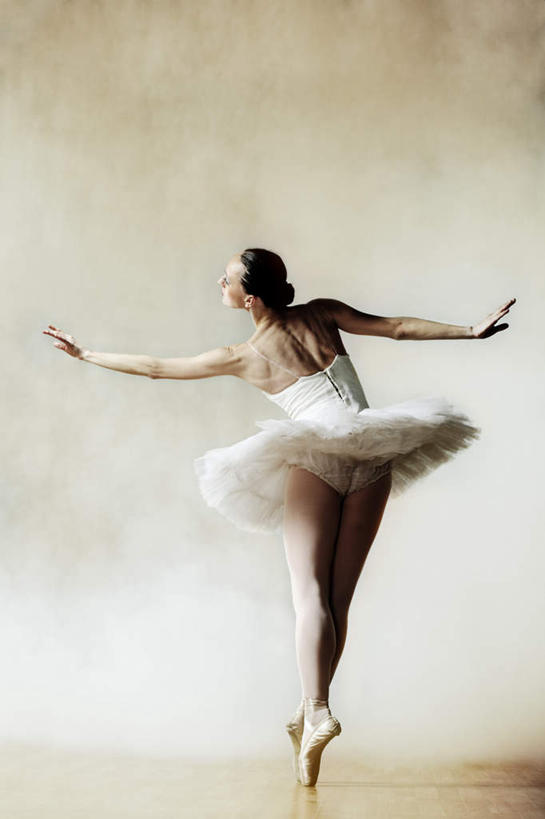 西方人,一个人,跳舞者,健身房,站,伸展双臂,竖图,室内,白天,裙子,跳舞,欧洲,欧洲人,仅一个年轻女性,仅一个女性,仅一个人,弯腰,训练,注视,背面,看,站着,短裙,练习,关注,舞姿,演习,舞蹈房,弯身,练功房,芭蕾舞裙,芭蕾裙,操练,操演,实习,年轻女性,女人,女性,白种人,舞蹈家,舞蹈演员,舞者,敞开双臂,伸开双臂,抬头,仰头,展开双肩,站立,张开手臂,张开双臂,彩图,全身,舞蹈,健身馆