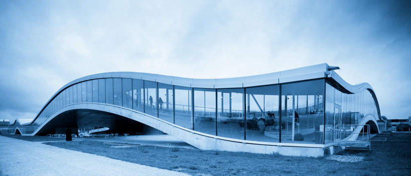 西方人,一个人,高楼大厦,站,摸,横图,室内,白天,正面,植物,大厦,道路,建筑,路,摩天大楼,公路,欧洲,欧洲人,仅一个男性,仅一个人,抚摸,蓝色背景,交通,树,树木,食物,仅一个年轻男性,绿色,自然,模型,站着,摄影,影棚,生长,成长,盖,男人,男性,年轻男性,白种人,马路,触摸,接触,站立,半身,彩图,影棚拍摄,拍摄,大楼,高层建筑,高楼,摩天楼