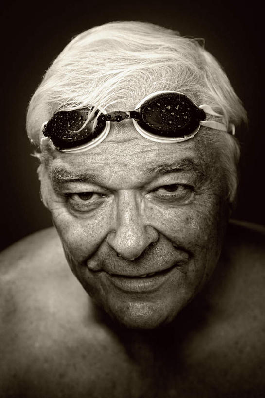 西方人,一个人,站,竖图,室内,白天,正面,欧洲,欧洲人,仅一个男性,仅一个人,黑色背景,眼镜,泳镜,注视,白色,游泳眼镜,观察,看,站着,仅一个老年男性,摄影,影棚,观看,察看,关注,老年男性,男人,男性,白种人,站立,半身,彩图,影棚拍摄,拍摄,短发