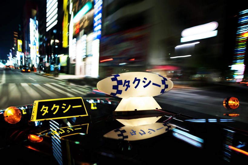 西方人,一个人,高楼大厦,站,摸,横图,室内,白天,正面,植物,大厦,道路,建筑,路,摩天大楼,公路,欧洲,欧洲人,仅一个男性,仅一个人,抚摸,蓝色背景,交通,树,树木,食物,仅一个年轻男性,绿色,自然,模型,站着,摄影,影棚,生长,成长,盖,男人,男性,年轻男性,白种人,马路,触摸,接触,站立,半身,彩图,影棚拍摄,拍摄,大楼,高层建筑,高楼,摩天楼