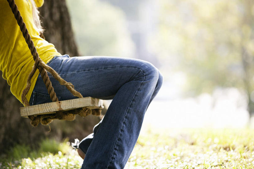 西方人,一个人,坐,横图,室外,白天,正面,欧洲,欧洲人,仅一个年轻女性,仅一个女性,仅一个人,阴影,服装,裤子,朦胧,模糊,光线,影子,树桩,地面,牛仔裤,休闲装,树,树干,衣服,阳光,秋千,休闲,休闲服,木桩,服饰,年轻女性,女人,女性,白种人,坐着,半身,彩图