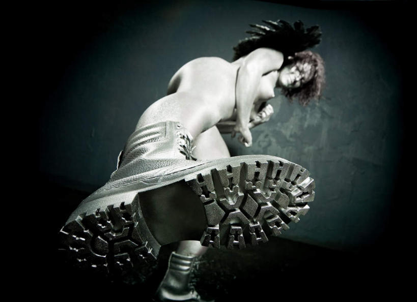 西方人,一个人,站,横图,室内,白天,仰视,运动鞋,鞋子,欧洲,欧洲人,仅一个年轻女性,仅一个女性,仅一个人,天使,翅膀,注视,低头,观察,看,站着,观看,察看,神圣,关注,善良,信徒,使者,圣洁,年轻女性,女人,女性,白种人,站立,彩图,低角度拍摄,全身