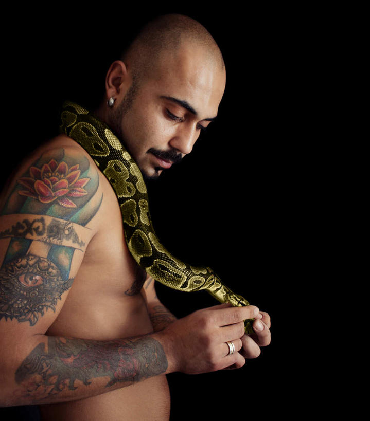 西方人,一个人,站,竖图,室内,白天,侧面,时尚,野生动物,欧洲,欧洲人,仅一个男性,仅一个人,一条,黑色背景,蟒蛇,爬行动物,蛇,注视,文化,纹身,仅一个年轻男性,动物,低头,观察,看,站着,个性,摄影,信仰,影棚,观看,察看,关注,冷血动物,刺青,追求,凶猛,脊椎动物,长虫,想象,文身,勇气,崇拜,张扬,网蟒,网纹蟒,残暴,凶残,男人,男性,年轻男性,白种人,站立,半身,彩图,影棚拍摄,拍摄,冷血