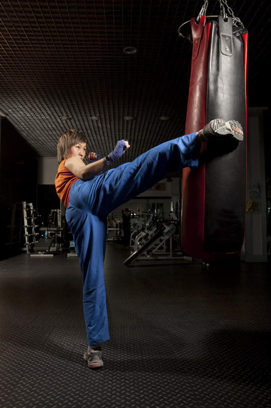 西方人,一个人,拳击手,健身房,站,竖图,室内,白天,侧面,锻炼,比赛,运动,拳击,欧洲,欧洲人,仅一个女性,仅一个人,服装,休闲装,衣服,红色,蓝色,握拳,站着,仅一个中年女性,休闲,休闲服,器械,踢腿,服饰,搏斗,格斗,空手道,肉搏,体育,女人,女性,中年女性,白种人,拳击家,拳击运动员,站立,彩图,全身,健身,健身馆