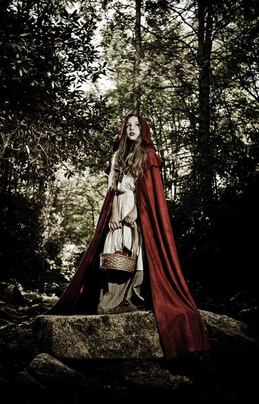 西方人,一个人,站,交叉,竖图,室外,白天,正面,旅游,度假,美景,森林,树林,植物,竹子,欧洲,欧洲人,仅一个年轻女性,仅一个女性,仅一个人,竹制,编织,篮子,景观,注视,娱乐,树,树木,一个,红色,绿色,自然,竹篮,观察,看,站着,享受,休闲,景色,放松,幼稚,生长,单个,成长,观看,竹条,暴躁,交织,原始,察看,竹制品,暴力,关注,自然风光,小红帽,斗篷,张扬,赤色,穿插,卑俗,血腥,激动,童话,危险,年轻女性,女人,女性,白种人,站立,彩图,全身