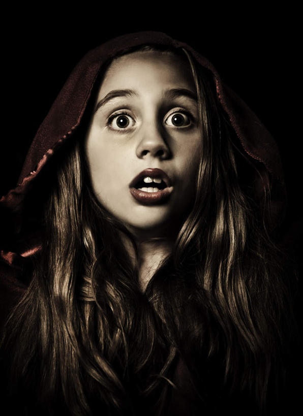 西方人,脸,头,脸颊,一个人,竖图,室外,特写,白天,正面,旅游,度假,美景,欧洲,欧洲人,仅一个年轻女性,仅一个女性,仅一个人,景观,娱乐,红色,自然,张嘴,享受,休闲,景色,放松,幼稚,暴躁,害怕,惊恐,原始,暴力,恐怖,惧怕,自然风光,小红帽,斗篷,张大嘴巴,张扬,赤色,卑俗,血腥,惊骇,恐惊,激动,恐惧,童话,危险,年轻女性,女人,女性,白种人,头部,脸部,脸蛋,面部,张开嘴,半身,彩图