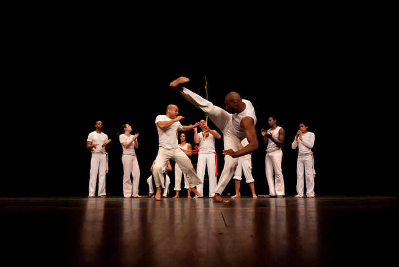 西方人,跳舞者,舞台,站,举,横图,室内,白天,正面,运动服,欧洲,欧洲人,服装,许多人,衣服,白色,托,站着,一群人,服饰,卫生,搏斗,衣着,格斗,穿着,纯真,洁净,光明,恬静,衣饰,中间色,朴素,清白,肉搏,男人,男性,年轻男性,白种人,舞蹈家,舞蹈演员,舞者,表演台,举起,举手,举着,向上举,向上伸,向上托,站立,彩图,全身,运动装