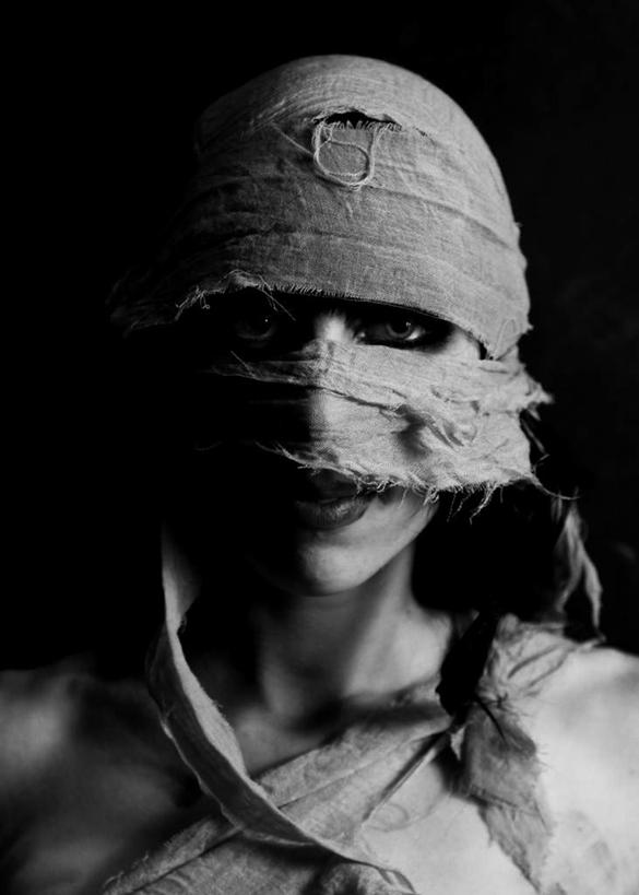 西方人,一个人,笑,微笑,露齿笑,竖图,黑白,室内,白天,正面,欧洲,欧洲人,仅一个年轻女性,仅一个女性,仅一个人,表演,阴影,黑色背景,服装,反射,影子,注视,破坏,破损,扮演,衣服,观察,看,摄影,服饰,影棚,观看,损坏,察看,衣着,木乃伊,穿着,关注,衣饰,饰演,年轻女性,女人,女性,白种人,半身,影棚拍摄,拍摄