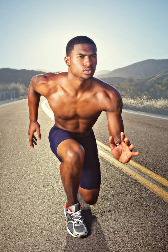 西方人,肌肉,健壮,一个人,竖图,室外,白天,正面,时尚,草地,草坪,山,山脉,植物,道路,路,公路,欧洲,非洲,黑人,欧洲人,仅一个男性,仅一个人,起跑,准备,阴影,光线,影子,山峰,分界线,停车线,交通,山峦,注视,文化,裸露,纹身,草,仅一个年轻男性,蓝色,绿色,蓝天,天空,阳光,群山,天,观察,看,健康,个性,活力,力量,信仰,晴朗,观看,青春,车行道,车行道分界线,察看,强壮,关注,刺青,标线,预备,裸,追求,想象,车行线,万里无云,文身,勇气,崇拜,张扬,筹办,筹备,男人,男性,年轻男性,非洲人,晴空,晴空万里,马路,彩图,全身