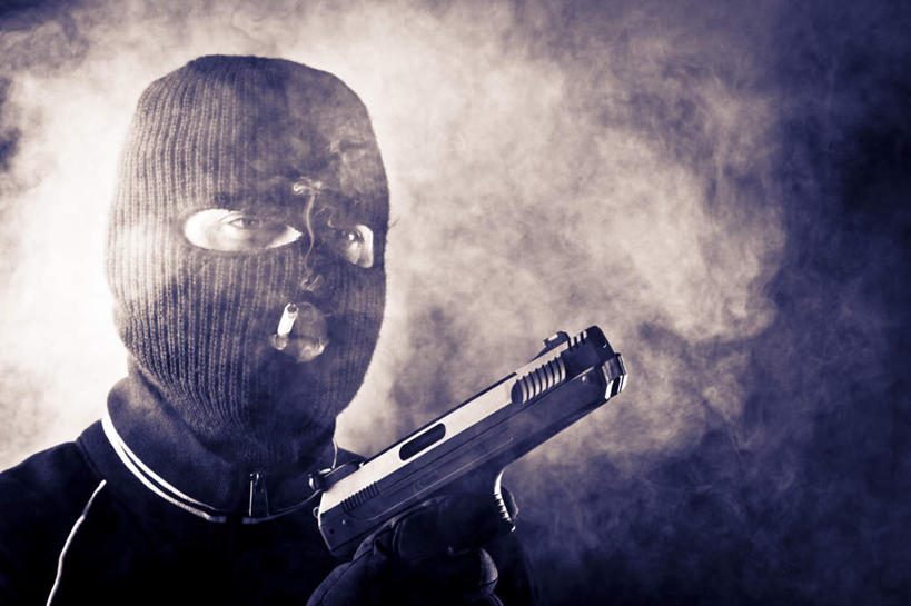 西方人,一个人,站,举,横图,室内,白天,正面,竞争,欧洲,欧洲人,仅一个男性,仅一个人,一把,对抗,握,黑色背景,冲突,枪,烟雾,拿,拿着,破坏,仅一个年轻男性,托,站着,武器,战争,握着,遮,遮掩,摄影,手枪,影棚,损坏,掩盖,遮挡,攻击,威胁,对立,矛盾,兵器,防御,头套,遮盖,敌对,挫败,斗争,抗拒,抗衡,杀伤,威慑,掩饰,匪徒,匪贼,强盗,危险,男人,男性,年轻男性,白种人,举起,举手,举着,向上举,向上伸,向上托,站立,半身,彩图,影棚拍摄,拍摄