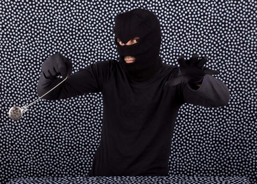 西方人,一个人,举,伸展双臂,横图,室内,白天,正面,复古,欧洲,欧洲人,仅一个男性,仅一个人,握,时间,时钟,拿,计时,拿着,注视,怀表,仅一个年轻男性,一个,黑色,钟表,观察,看,托,表,握着,遮,遮掩,摄影,影棚,单个,观看,挂表,察看,掩盖,遮挡,关注,头罩,头套,遮盖,掩饰,匪徒,匪贼,强盗,劫匪,催眠,男人,男性,年轻男性,白种人,钟,敞开双臂,举起,举手,举着,伸开双臂,向上举,向上伸,向上托,展开双肩,张开手臂,张开双臂,半身,彩图,影棚拍摄,拍摄