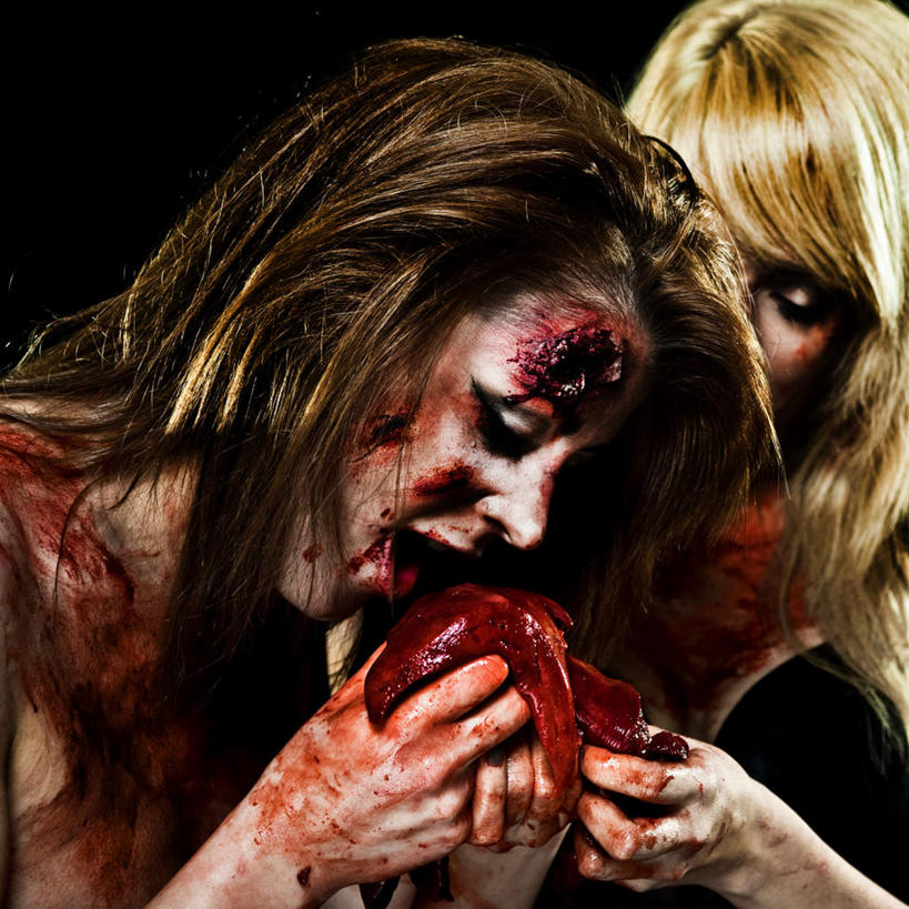 西方人,内脏,两个人,站,举,吃,方图,室内,白天,正面,欧洲,欧洲人,握,黑色背景,拿,拿着,注视,裸露,观察,看,托,站着,握着,摄影,影棚,观看,察看,伤口,人体器官,恐怖,器官,僵尸,关注,裸,鲜血,可怕,可骇,恐惧,年轻女性,女人,女性,白种人,举起,举手,举着,嚼,食,向上举,向上伸,向上托,站立,半身,彩图,影棚拍摄,拍摄