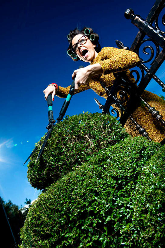 西方人,一个人,栏杆,站,竖图,室外,白天,仰视,兴奋,草地,草坪,植物,金属制品,欧洲,欧洲人,仅一个年轻女性,仅一个女性,仅一个人,五个,一把,许多,握,修剪,阴影,光线,金属,工具,剪刀,影子,围栏,拿,拿着,护栏,草,蓝色,绿色,黑色,蓝天,天空,阳光,天,站着,张嘴,握着,晴朗,卷发棒,卷发器,裁剪,剪子,剪裁,切割,张大嘴巴,烫发器,万里无云,园艺剪,年轻女性,女人,女性,白种人,晴空,晴空万里,张开嘴,站立,半身,彩图,低角度拍摄,高兴