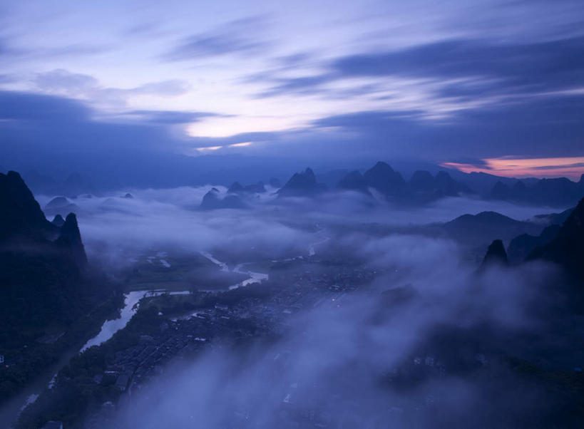 无人,横图,俯视,室外,白天,旅游,度假,日出,河流,美景,水,太阳,雾,桂林,中国,亚洲,一条,朦胧,模糊,河水,景观,水流,云,云朵,朝霞,晨曦,黎明,云彩,娱乐,蓝色,白云,蓝天,天空,阳光,自然,天,享受,休闲,景色,放松,晴朗,广西,迷雾,自然风光,东亚,广西壮族自治区,中华人民共和国,桂林市,桂,华南地区,朝阳,大雾,晴空,彩图,高角度拍摄,破晓