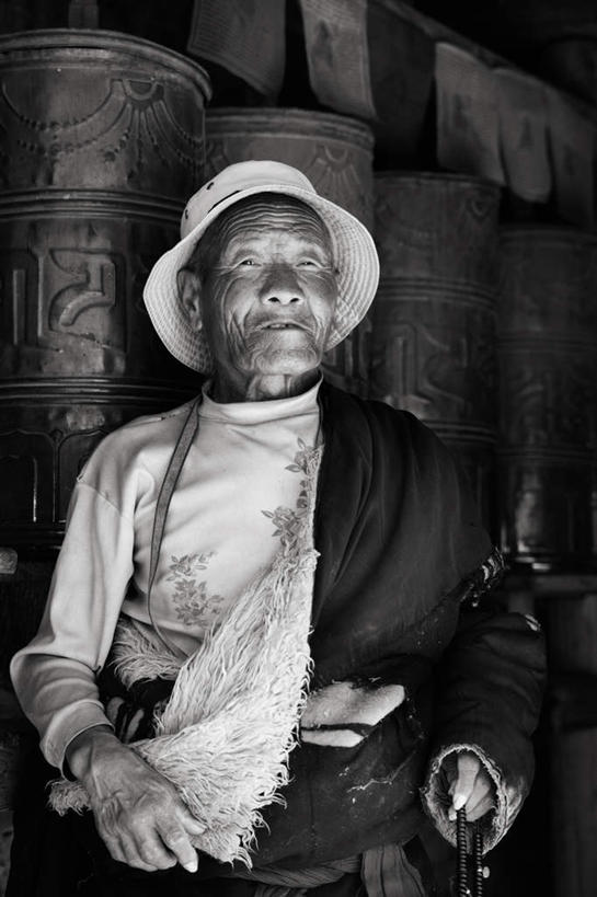 东方人,一个人,站,竖图,室内,白天,正面,亚洲,仅一个男性,仅一个人,握,阴影,服装,节日,光线,影子,拿,拿着,注视,黄种人,文化,衣服,阳光,观察,看,祈祷,站着,仅一个老年男性,健康,握着,许愿,宗教,服饰,佛教,信仰,观看,纪念,佛珠,祈求,察看,衣着,穿着,关注,念珠,衣饰,平安,老年男性,男人,男性,亚洲人,站立,半身,彩图,传统服装,僧衣