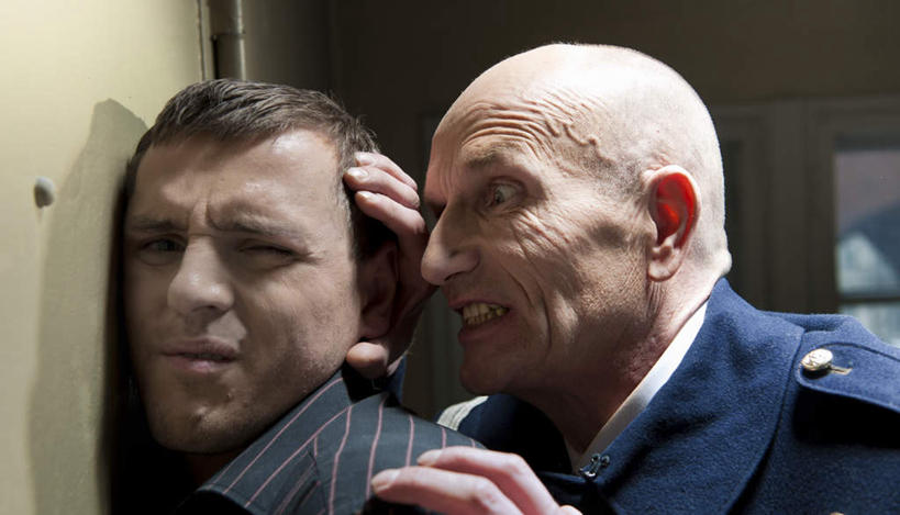 西方人,秃头,两个人,横图,室内,白天,侧面,工作服,制服,欧洲,欧洲人,阴影,服装,生气,反射,影子,墙,注视,休闲装,墙壁,墙面,衣服,观察,看,休闲,疼痛,休闲服,愤怒,服饰,观看,悲伤,察看,发怒,关注,抓捕,痛苦,情绪,警服,脾气,忿怒,怨恨,强烈,疾苦,苦楚,工作制服,激动,男人,男性,中年男性,白种人,光头,无发,半身,彩图,工作套服